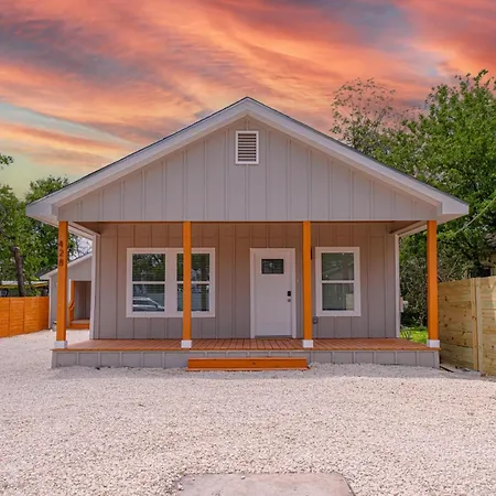 Vibrant 4Br3Ba Oasis Near Happy Downtown Villa